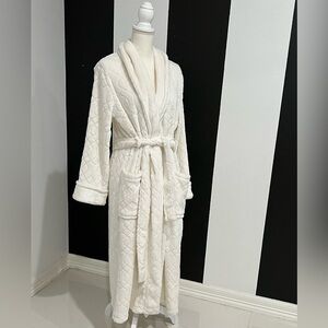 Elegant White Quilted Robe